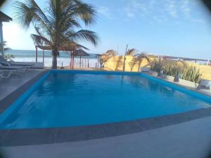 卡诺阿斯德蓬萨尔Casa de Playa Las Fragatas de Punta Mero的海滩旁的大型蓝色游泳池