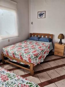 卡诺阿斯德蓬萨尔Casa de Playa Las Fragatas de Punta Mero的一间卧室设有两张床和窗户。