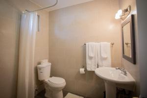 塔穆宁Ocean Villa Guam的浴室配有白色卫生间和盥洗盆。