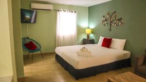 塔穆宁Ocean Villa Guam的配有一张床和一把椅子的酒店客房