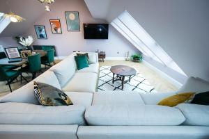 巴克斯顿Foxlow Grange By Muse Escapes的客厅配有白色的沙发和桌子