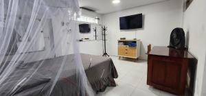 普卡尔帕Departamento amoblado的一间卧室配有一张塑料床
