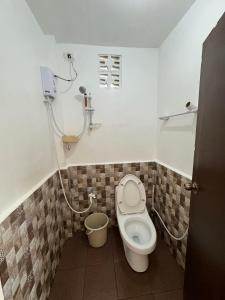 邦劳Alona Bohol Backpackers Hostel的一间带卫生间和水槽的小浴室