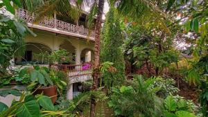 KalasanHidden Paradise - Budi Susanto的花园中间带阳台的建筑