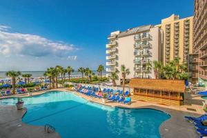 默特尔比奇Breathtaking Oceanfront 3BR,2BA Suite/Grand Cayman 451的一个带椅子的度假游泳池和一间酒店