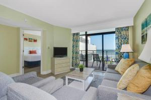 默特尔比奇Breathtaking Oceanfront 3BR,2BA Suite/Grand Cayman 451的带沙发、电视和床的客厅