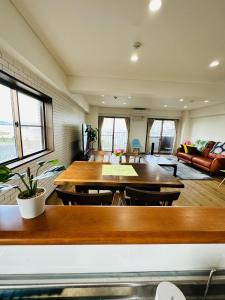 松江市Shirakata Token Residence 701 - Vacation STAY 76938v的客厅配有桌子和沙发