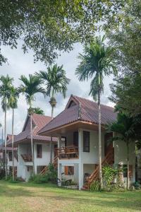 拜县Betel Palm Village - Casa Retreat的前面有棕榈树的房子