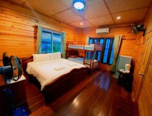 清莱松村拜安度假酒店的小木屋内一间卧室,配有一张床