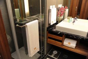 台北太平洋商旅的一间带水槽和玻璃淋浴的浴室