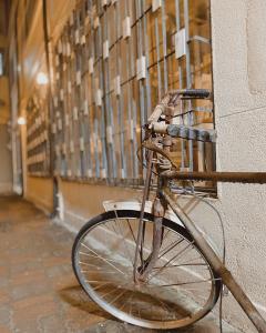 Hsin-ying未艾公寓WeLove Apartment的停在建筑物旁边的墙上的自行车