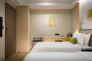 台南星鑽國際商旅 編號315的酒店客房配有两张床和一张书桌