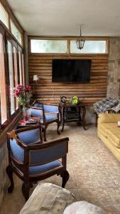 阿夏Villa Del Solar的客厅配有平面电视和沙发。