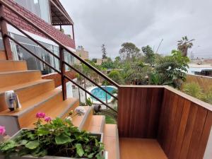 阿夏Villa Del Solar的阳台,有楼梯和植物