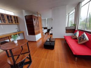 阿夏Villa Del Solar的客厅配有红色的沙发和桌子