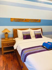 清迈维瑞雅别墅酒店的卧室设有2张床,拥有蓝色和白色的墙壁