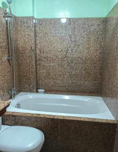 马尼拉Casa De Familia Staycation的带浴缸和卫生间的浴室。