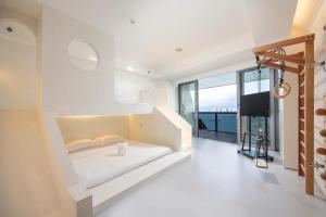 三亚三亚凤凰岛悦佳海上公寓(连住特惠)的白色的卧室设有床和大窗户