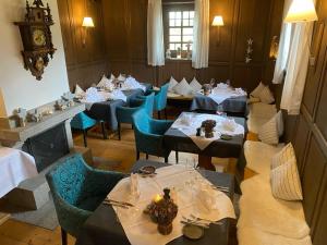 黑林山区邦多夫Schwarzwaldhof Nicklas的一间配备有桌子和蓝色椅子的用餐室