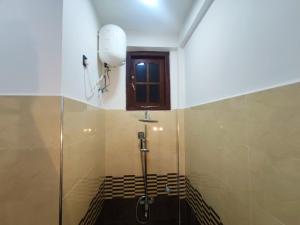 迪加纳Victoria Nature Resort的带淋浴和卫生间的浴室