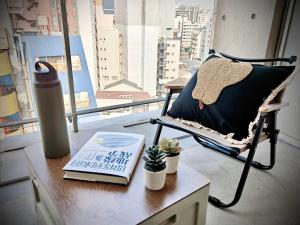 大阪Rest Kujo Apartment的椅子和桌子上的书,带窗户