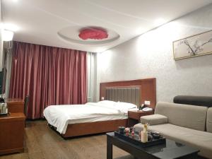 哈尔滨哈尔滨华西宾馆(冰雪大世界店)的酒店客房,配有床和沙发