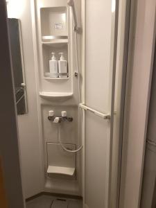和歌山萨纳小镇旅馆的冰箱门,里面装有两瓶牛奶