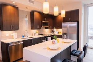 达拉斯Luxurious & cozy 2bedroom/2bath apt downtwn Dallas的厨房配有白色的柜台和冰箱。