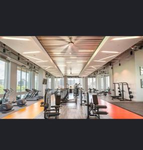 达拉斯Luxurious & cozy 2bedroom/2bath apt downtwn Dallas的健身房拥有许多跑步机和机器