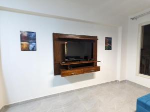 加利布港fully finished, very cozy and comfortable studio的客厅设有壁挂式平面电视。