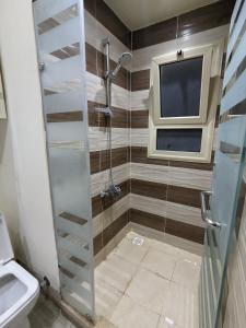 加利布港fully finished, very cozy and comfortable studio的带淋浴的浴室和电视。