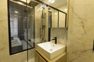 伊斯坦布尔Ravello Suites Taksim的一间带水槽和淋浴的浴室