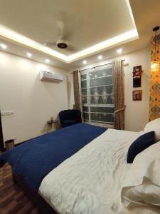 伊斯兰堡Muhammad Homes&Land的一间卧室设有一张大床和一个窗户。