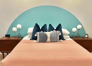 路易斯威尔Stellar Suites的一张带橙色毯子和枕头的床