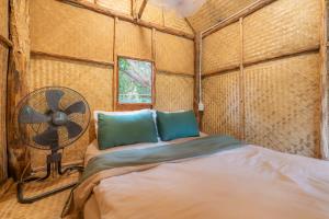 拜县Paddy Fields Haven - Natures Nest的客房配有床和风扇。