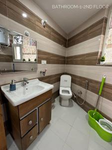 达兰萨拉Dhauladhar Homes的一间带水槽和卫生间的浴室