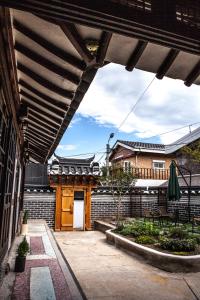 GongjuBonghwangjae Hanok Guesthouse的享有带庭院的建筑的外部景色