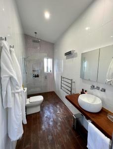 LowtherThe View @ Ulandi的浴室配有盥洗盆、卫生间和浴缸。