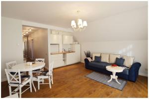 内林加Smėlynas Neringa Apartments的客厅配有沙发和桌子