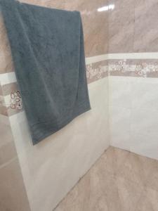 伊斯兰堡Muhammad Homes&Land的淋浴边的毛巾