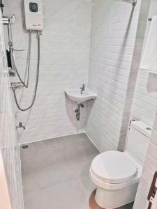 曼谷Jira19Hostel的白色的浴室设有卫生间和水槽。