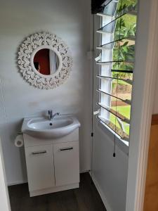 CarmilaCarmila Caravan Park & Cabins的一间带水槽和镜子的浴室