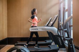 萍乡萍乡武功山万达锦华酒店的一名在健身房跑步机上跑步的女人