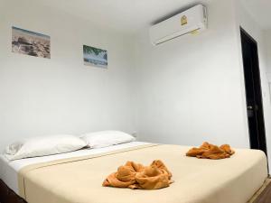皮皮岛Bang sit Guest House的一张白色的床,上面有两块棕色的毛巾