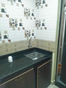 卡纳科纳Anika homes的浴室设有水槽和黑色的台面