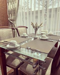 伊斯坦布尔Grand Hotel Seferoğlu的餐桌、椅子和玻璃桌