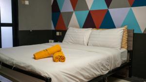 伯恩仓Kavy Boutique Hotel @ KBH的床上有两条黄毛巾