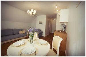 内林加Smėlynas Neringa Apartments的客厅配有桌子和沙发