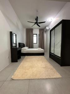 北赖SZ Home Legacy at Meritus的一间卧室配有一张床和吊扇