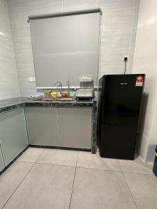 北赖SZ Home Legacy at Meritus的一间厨房,里面配有黑色冰箱
